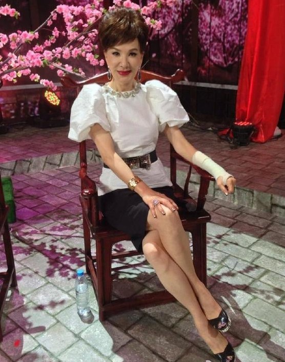 當紅為愛隱退！73歲資深女星「驚覺丈夫搞上男人」心寒離婚　再嫁失婚男「30年感情不變」曝幸福秘方