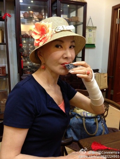 當紅為愛隱退！73歲資深女星「驚覺丈夫搞上男人」心寒離婚　再嫁失婚男「30年感情不變」曝幸福秘方