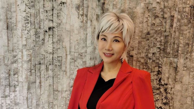 因抽脂差點喪命！60歲資深女星驚爆「全身99處化膿潰爛」　住院長達400天