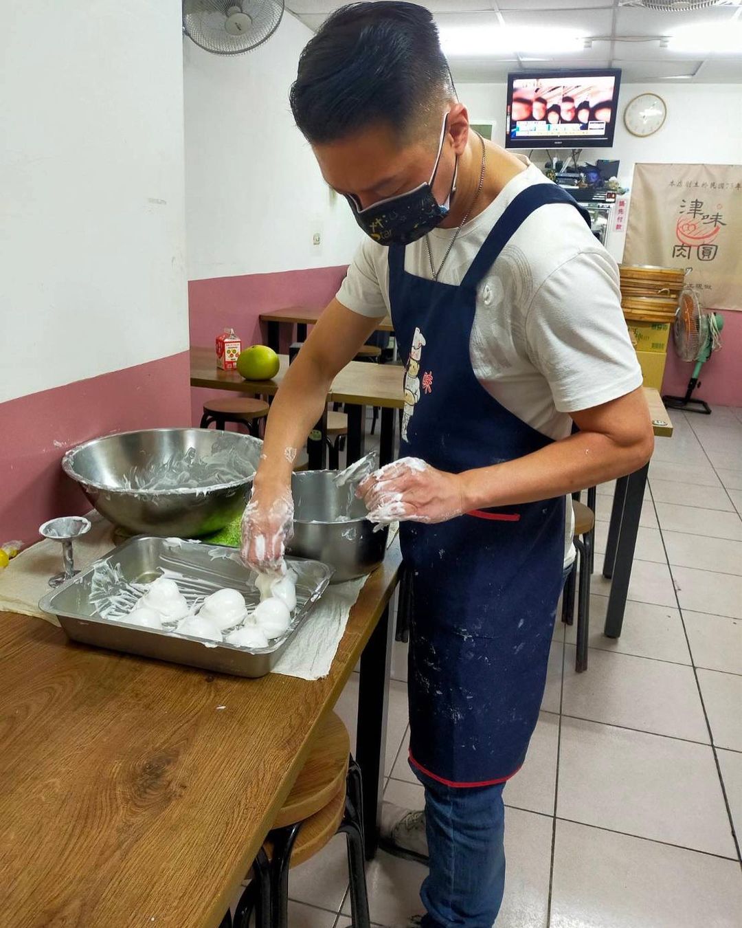 摔馬脊椎變形！45歲本土劇男星「改行到市場賣肉圓」　不畏開店辛勞「卻遭旁邊攤販耳語」近況曝光