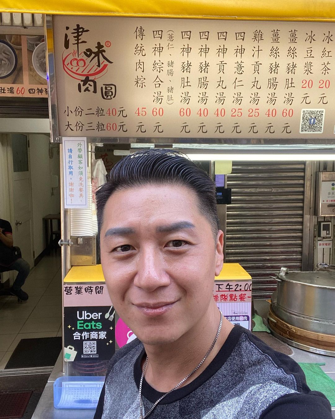摔馬脊椎變形！45歲本土劇男星「改行到市場賣肉圓」　不畏開店辛勞「卻遭旁邊攤販耳語」近況曝光