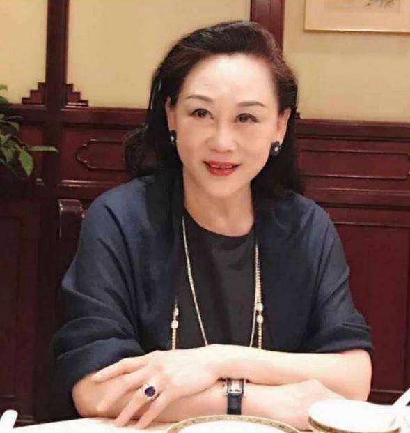 唱紅〈今天不回家〉！淚盈歌后消失30年「77歲優雅露面」被好友簇擁　潛心抄寫心經「願助苦難之人」