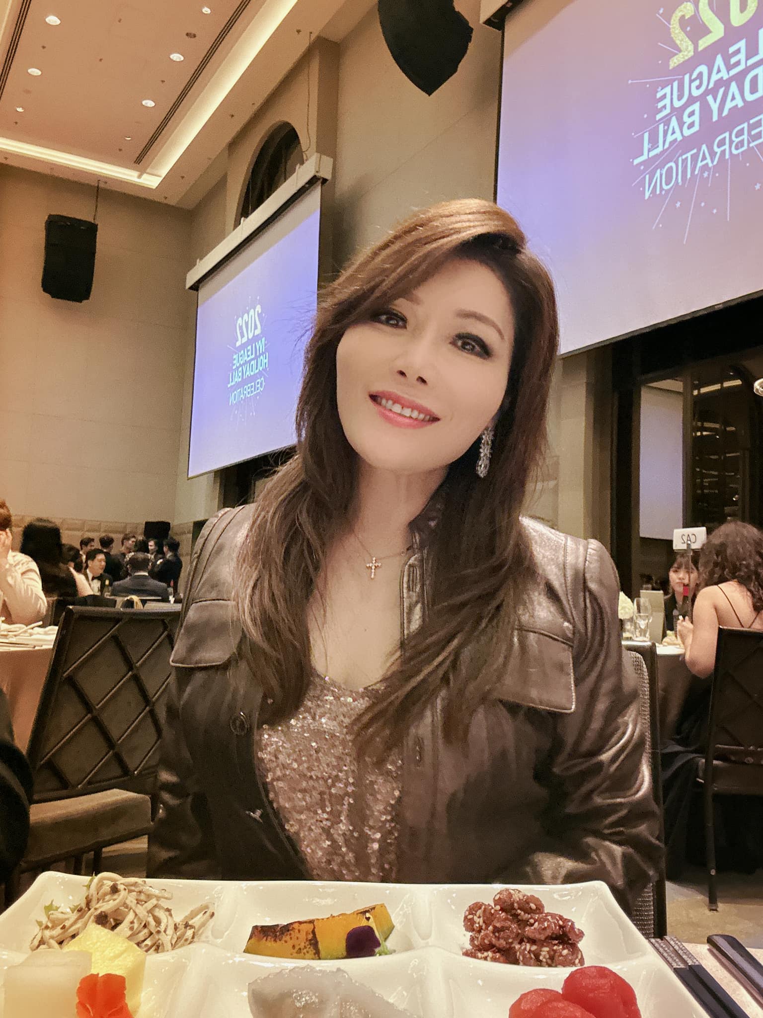 都是北一女畢業！59歲張雅琴同框「校園甜心始祖」重返少女時代　「短裙開衩秀雪腿」罕開金嗓全場驚豔