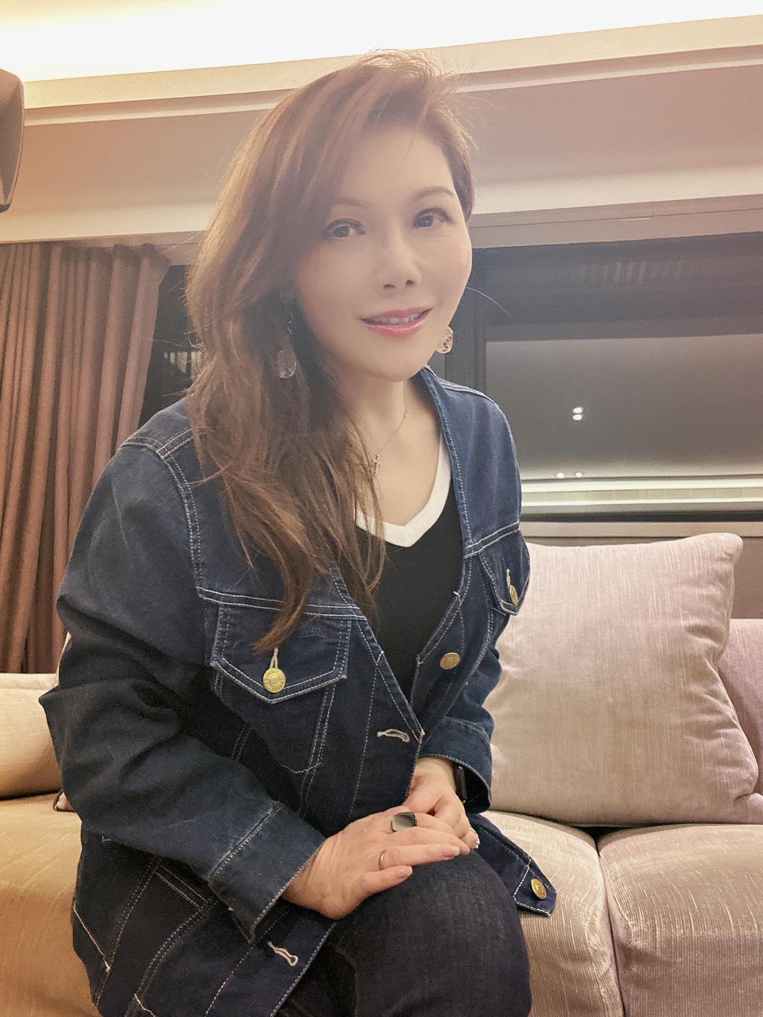 都是北一女畢業！59歲張雅琴同框「校園甜心始祖」重返少女時代　「短裙開衩秀雪腿」罕開金嗓全場驚豔