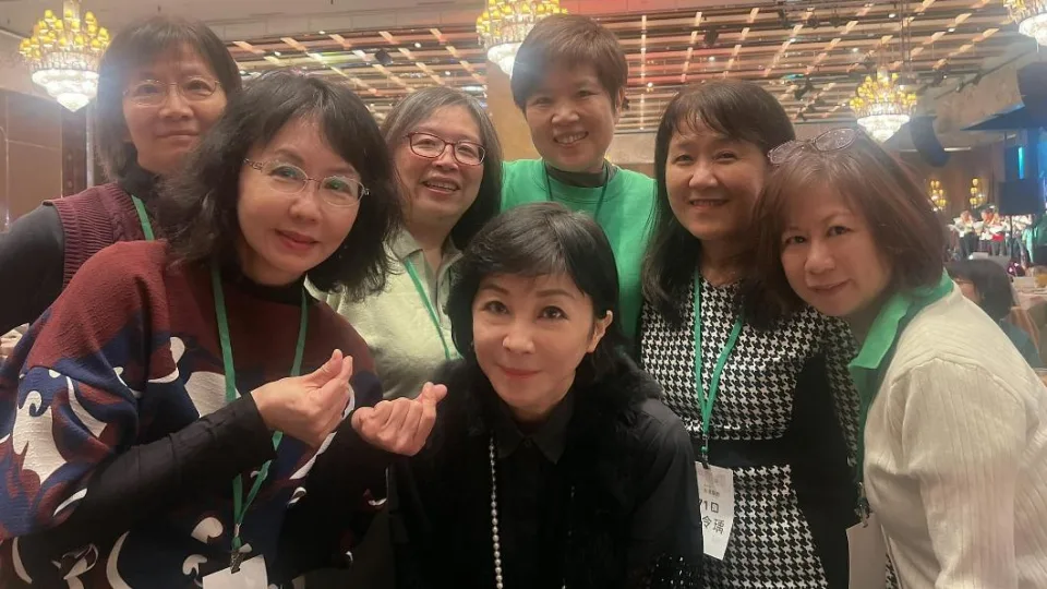 都是北一女畢業！59歲張雅琴同框「校園甜心始祖」重返少女時代　「短裙開衩秀雪腿」罕開金嗓全場驚豔