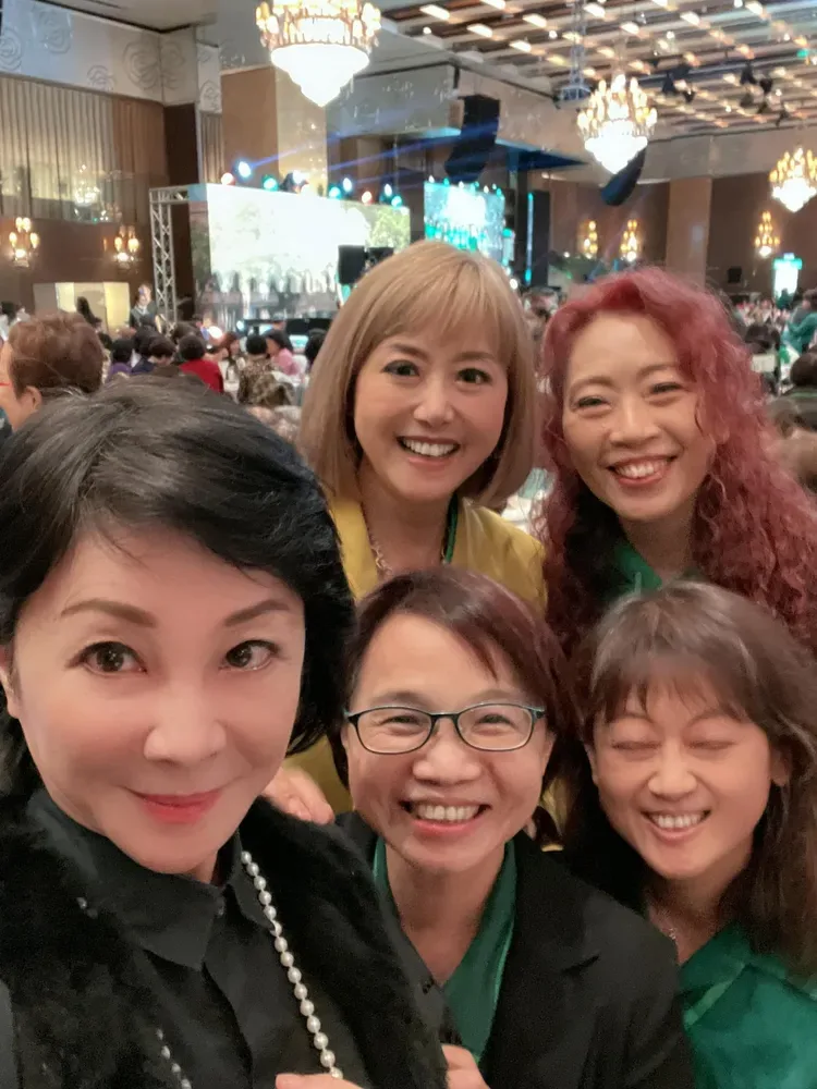 都是北一女畢業！59歲張雅琴同框「校園甜心始祖」重返少女時代　「短裙開衩秀雪腿」罕開金嗓全場驚豔