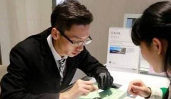 丈夫「花25萬買鑽戒」搏我一笑！我嫌太貴重拿去退　店員說了「一句話」我含淚離了婚