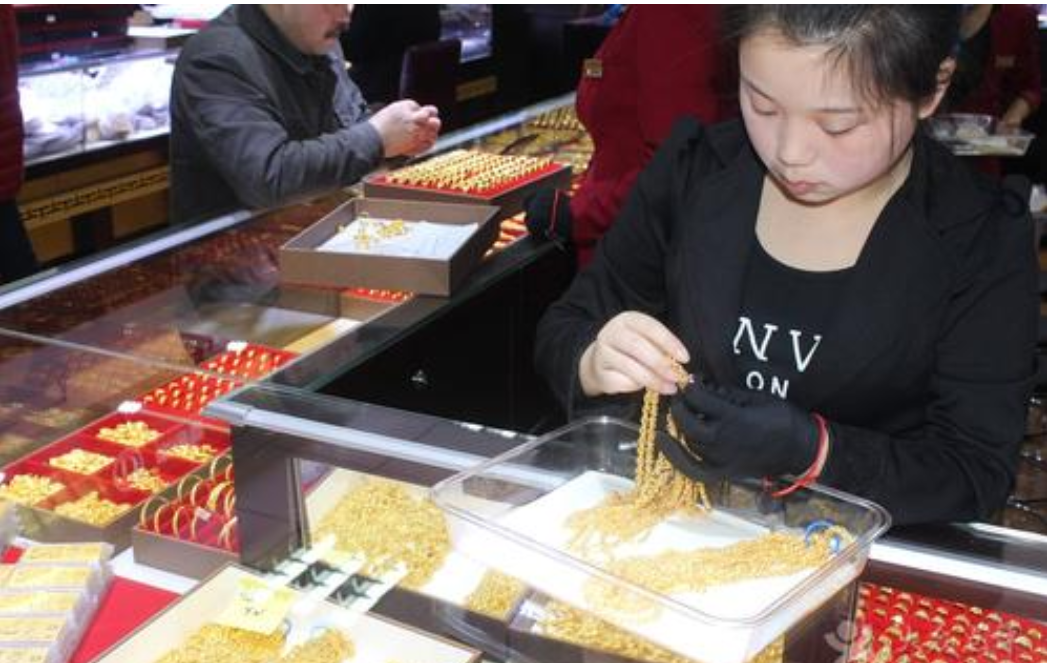 丈夫「花25萬買鑽戒」搏我一笑！我嫌太貴重拿去退　店員說了「一句話」我含淚離了婚