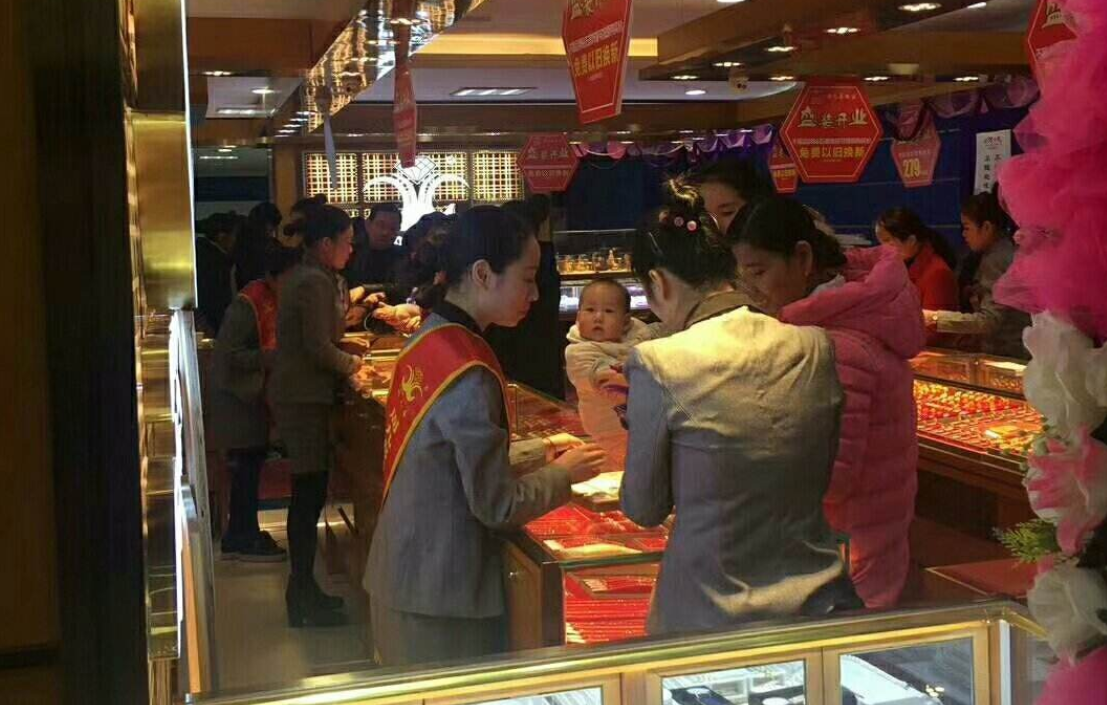 丈夫「花25萬買鑽戒」搏我一笑！我嫌太貴重拿去退　店員說了「一句話」我含淚離了婚