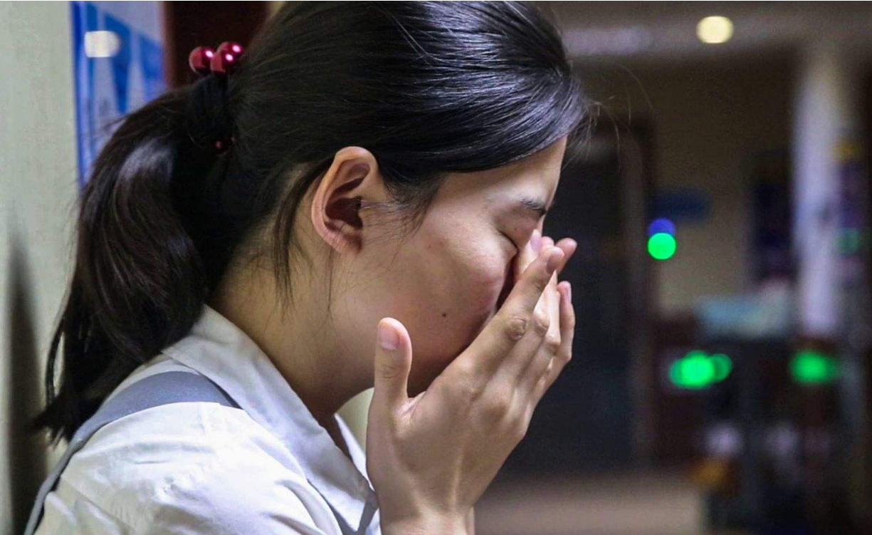 丈夫「花25萬買鑽戒」搏我一笑！我嫌太貴重拿去退　店員說了「一句話」我含淚離了婚