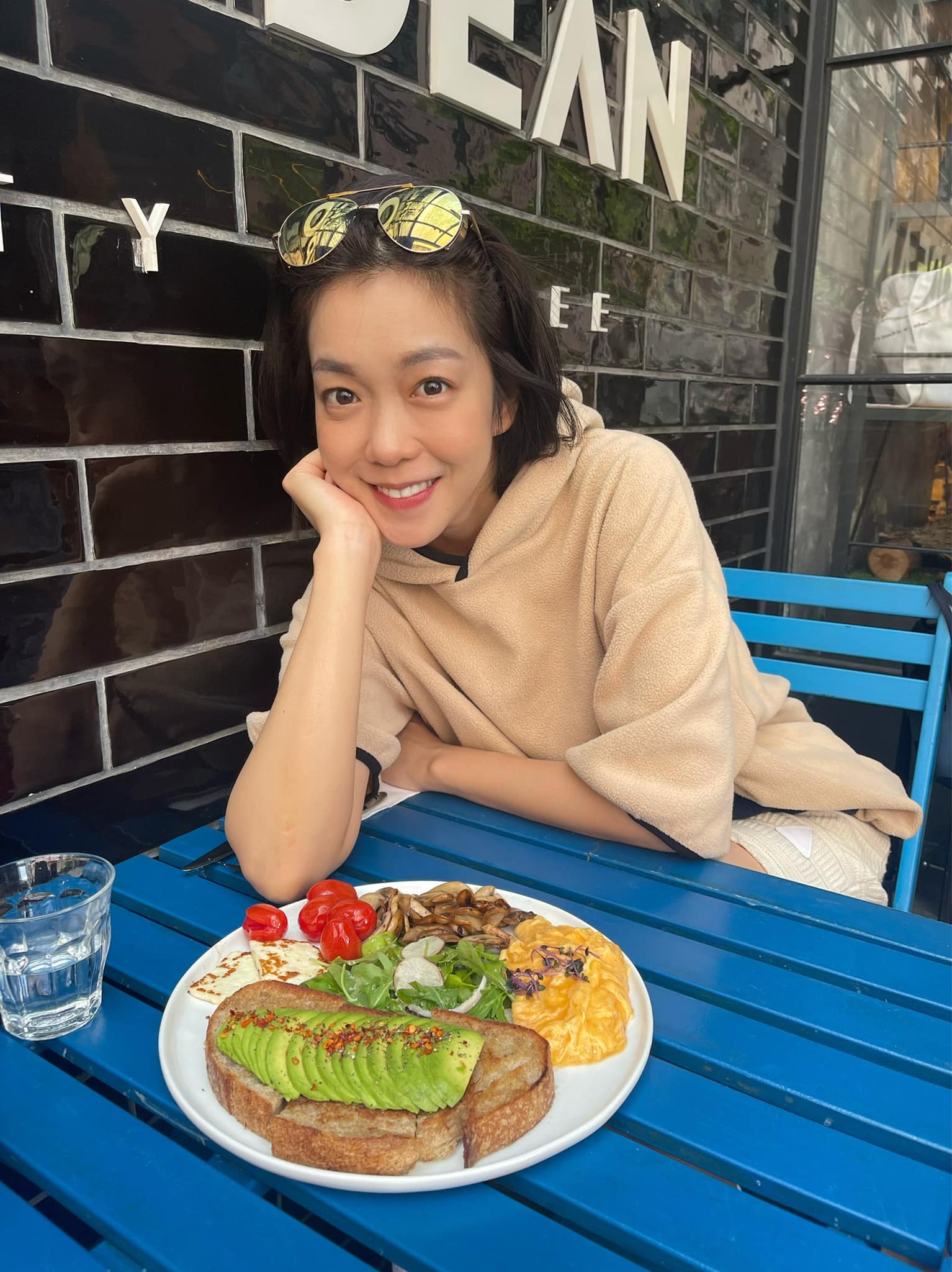 37歲金鐘女星沒錢「喝廁所水解渴」！曝超慘情況：「窮到吃鄰桌薯條...」