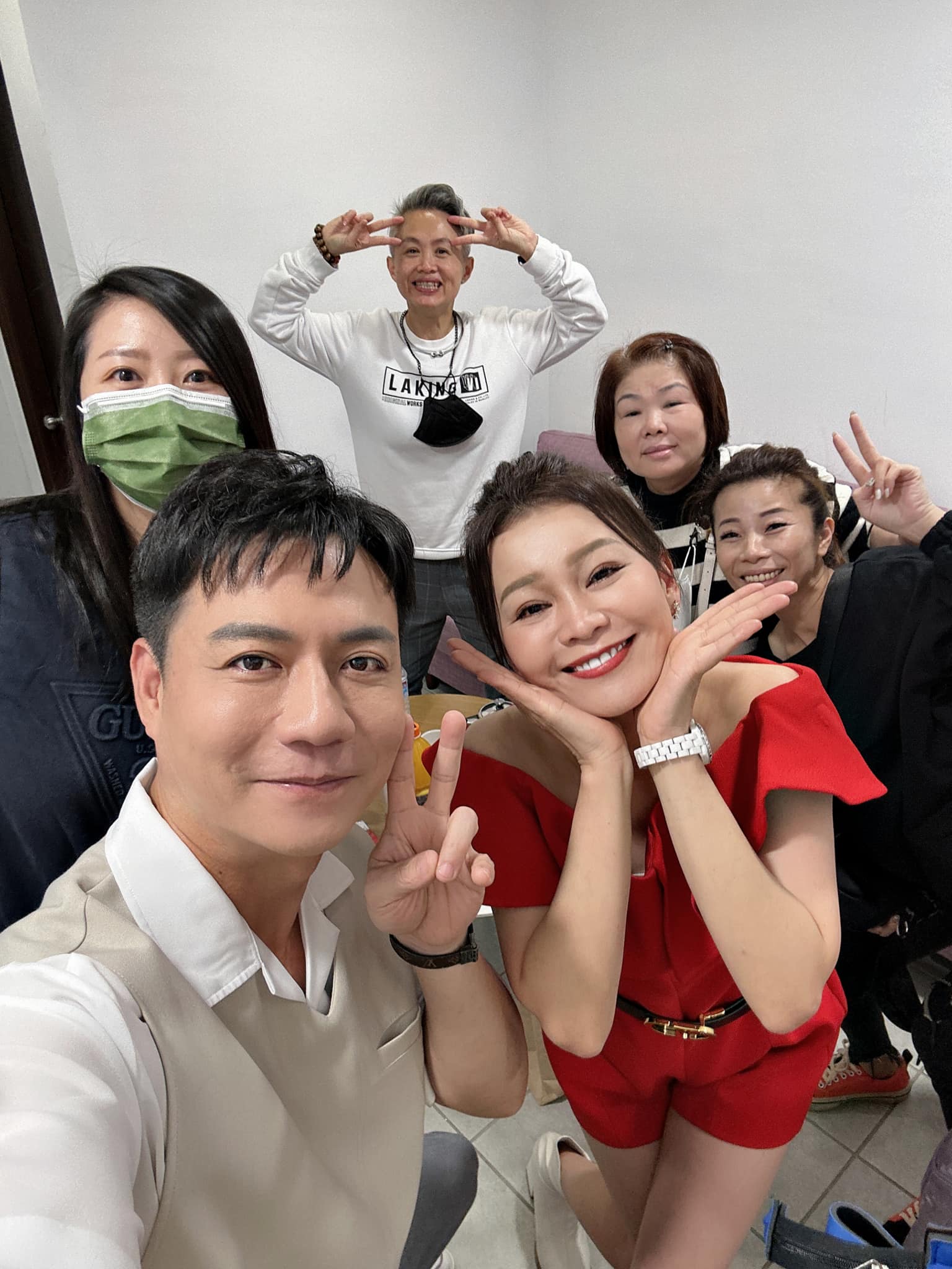 慶24年結婚紀念！陳隨意「突摟21歲嫩妹」老婆不吃醋　張秀卿喊「阿娘喂」他幽默回小三