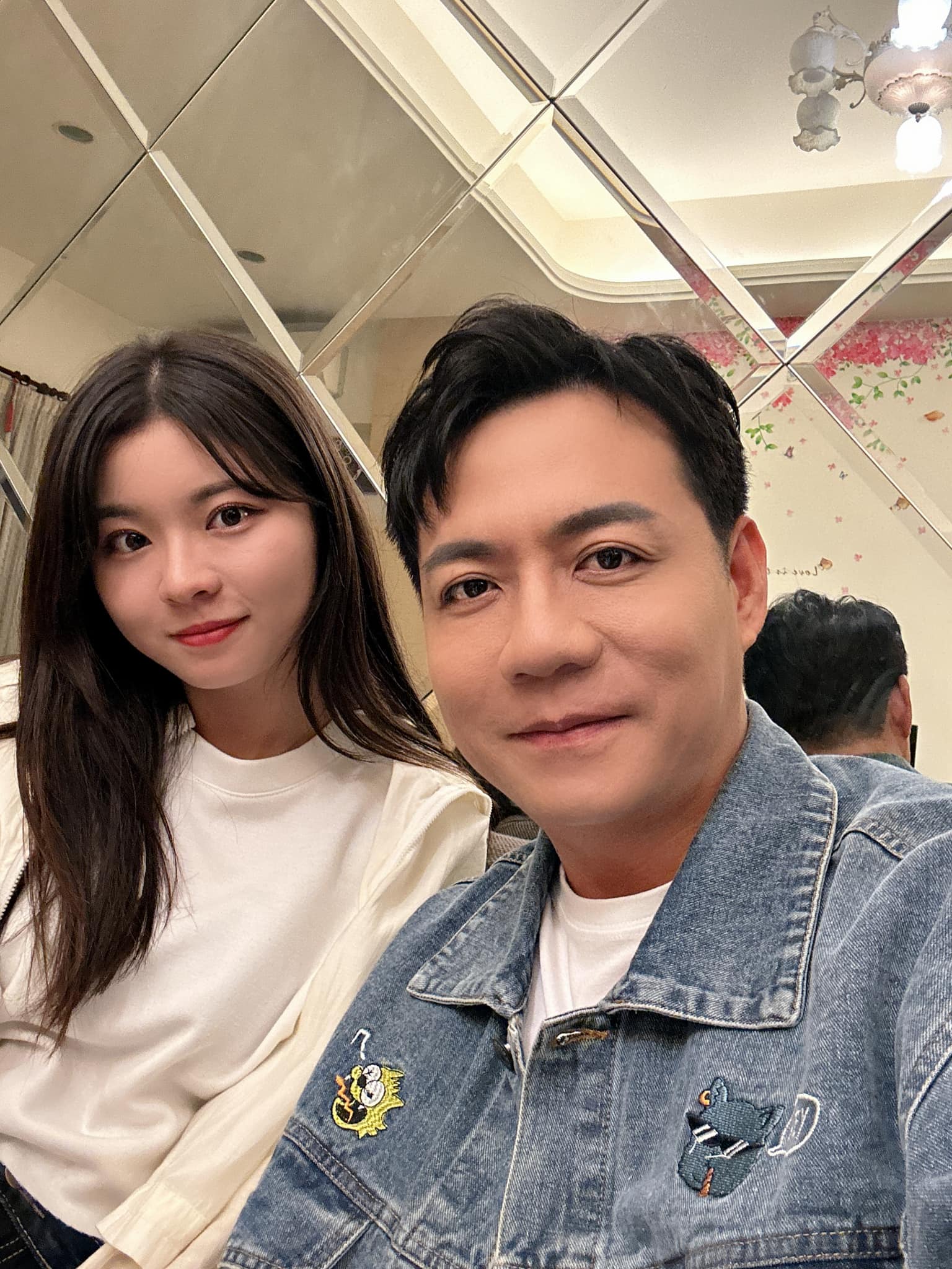 慶24年結婚紀念！陳隨意「突摟21歲嫩妹」老婆不吃醋　張秀卿喊「阿娘喂」他幽默回小三