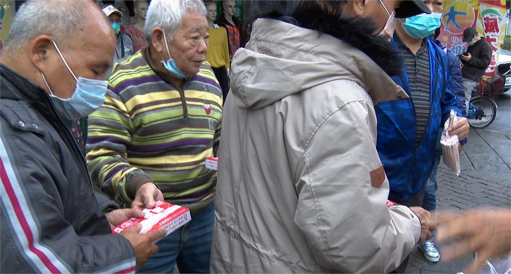 自掏腰包辦桌20年！83歲刈包吉再復出「街頭送免費便當」寒風中送暖　「放心不下街友」霸氣喊：發到我沒錢為止