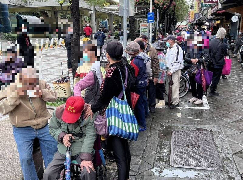 自掏腰包辦桌20年！83歲刈包吉再復出「街頭送免費便當」寒風中送暖　「放心不下街友」霸氣喊：發到我沒錢為止