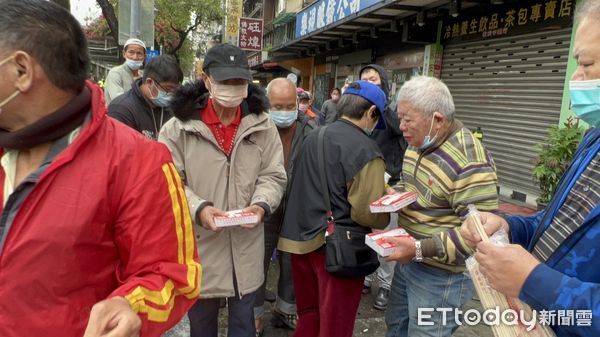 自掏腰包辦桌20年！83歲刈包吉再復出「街頭送免費便當」寒風中送暖　「放心不下街友」霸氣喊：發到我沒錢為止