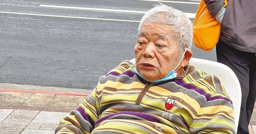 自掏腰包辦桌20年！83歲刈包吉再復出「街頭送免費便當」寒風中送暖　「放心不下街友」霸氣喊：發到我沒錢為止