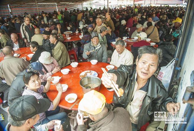 自掏腰包辦桌20年！83歲刈包吉再復出「街頭送免費便當」寒風中送暖　「放心不下街友」霸氣喊：發到我沒錢為止