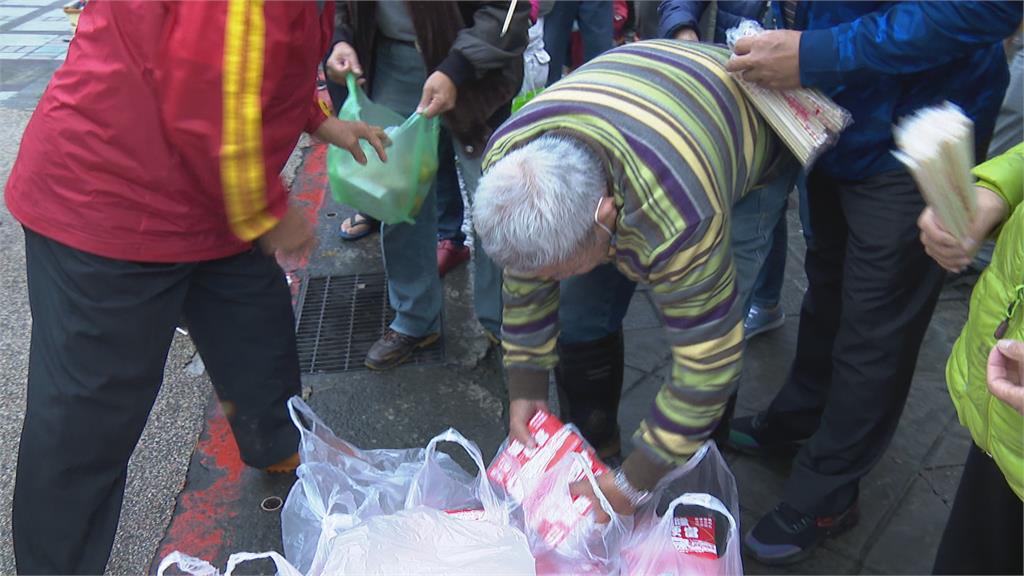 自掏腰包辦桌20年！83歲刈包吉再復出「街頭送免費便當」寒風中送暖　「放心不下街友」霸氣喊：發到我沒錢為止