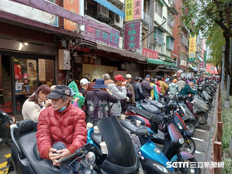 自掏腰包辦桌20年！83歲刈包吉再復出「街頭送免費便當」寒風中送暖　「放心不下街友」霸氣喊：發到我沒錢為止