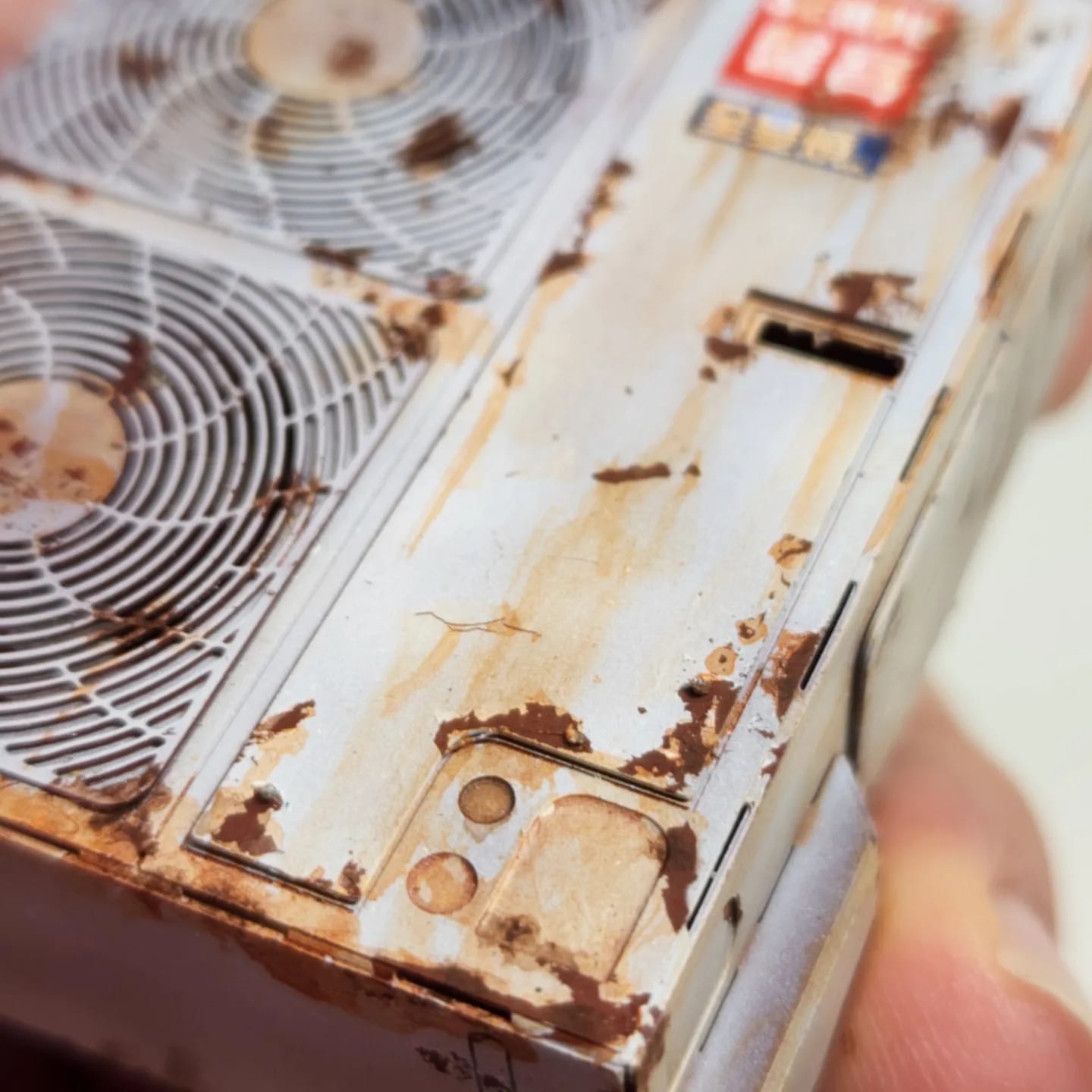 孩子的玩具超人!台灣爸打造「舊冷氣室外機模型」超擬真 再創作「《頭文字D》主角座車」網全看傻