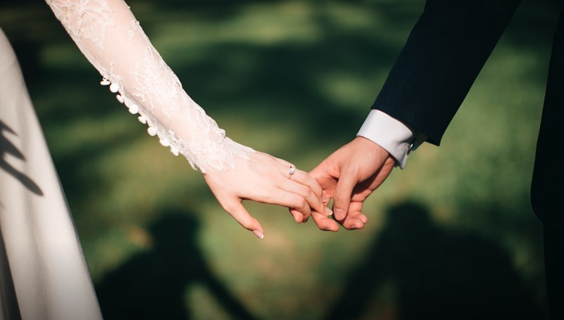 結了4次婚！64歲大咖男星「剃光辣妻體毛」逼守貞　她更扯「要求簽愛愛合約」網全傻眼