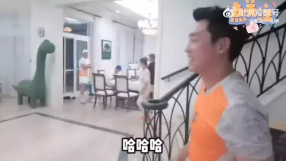 全素顏岀鏡！34歲女星「自己養雞犁地」開心清糞便　當媽後「鯊魚夾挽髮超樸素」粉絲認不出