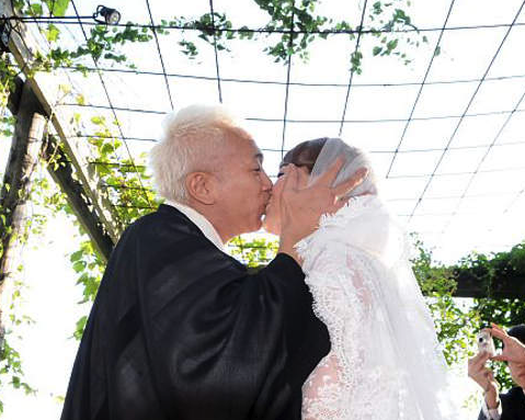 結了4次婚！64歲大咖男星「剃光辣妻體毛」逼守貞　她更扯「要求簽愛愛合約」網全傻眼