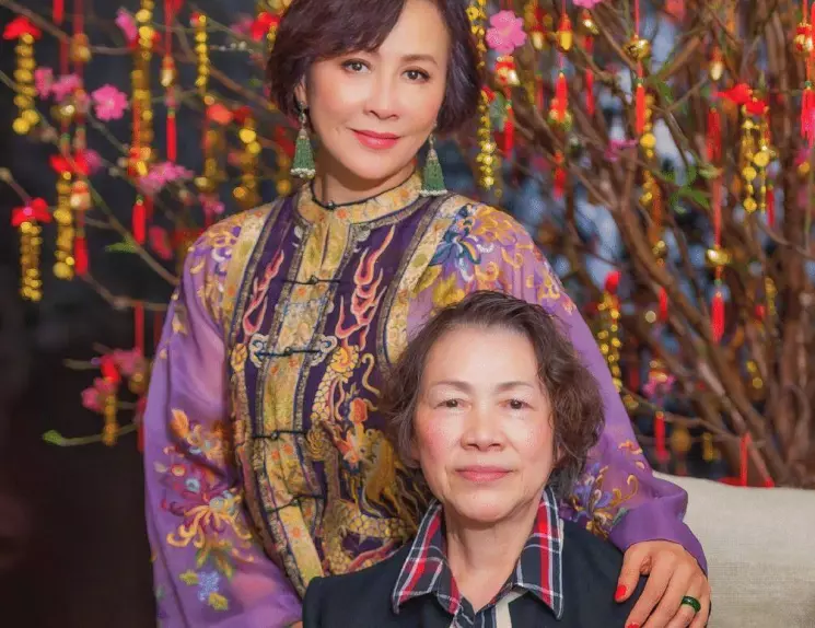 母女都吃防腐劑！57歲劉嘉玲「罕同框77歲母」長相神複製　「脂粉未施不輸女兒」驚人背景曝