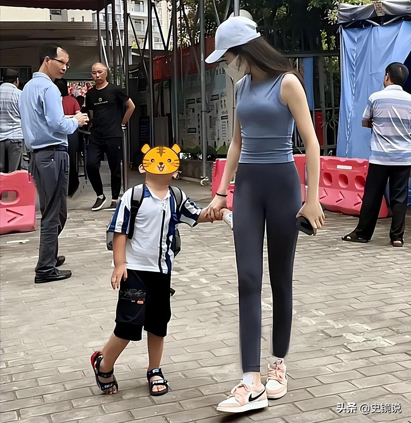 來不及換裝！女子穿「瑜伽褲」去幼稚園接孩子　「一轉身」在場的男家長都淪陷了