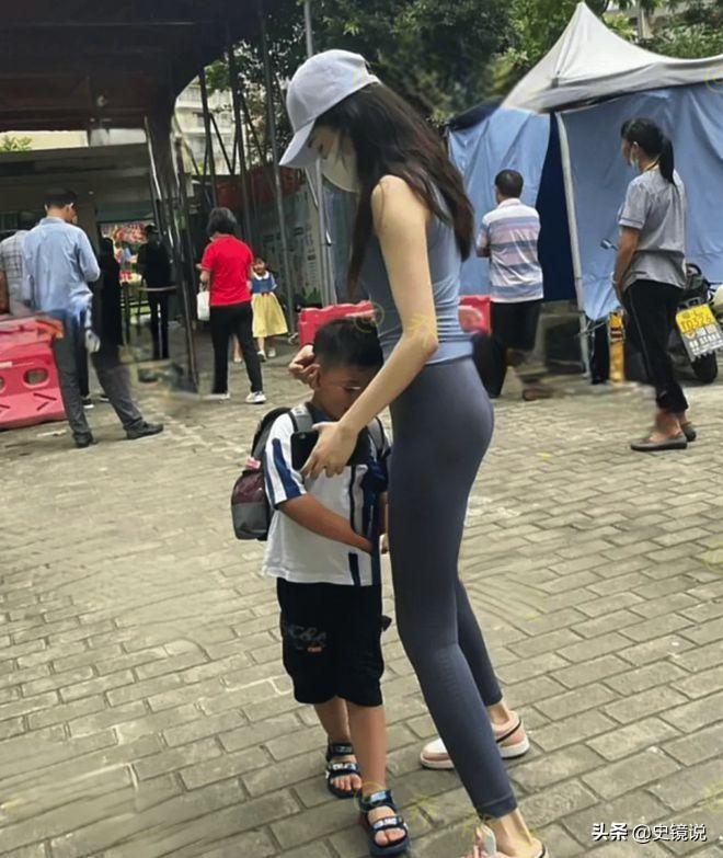來不及換裝！女子穿「瑜伽褲」去幼稚園接孩子　「一轉身」在場的男家長都淪陷了