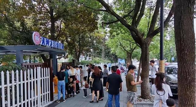 來不及換裝！女子穿「瑜伽褲」去幼稚園接孩子　「一轉身」在場的男家長都淪陷了