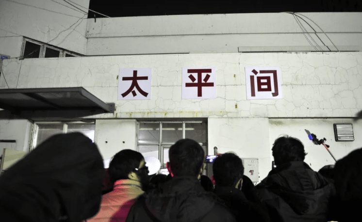 為何遺體送進太平間時要「脫掉衣服」？老員工揭秘：看似荒謬，「背後原因」令人唏噓不已