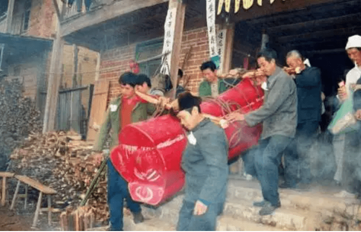 為何遺體送進太平間時要「脫掉衣服」？老員工揭秘：看似荒謬，「背後原因」令人唏噓不已