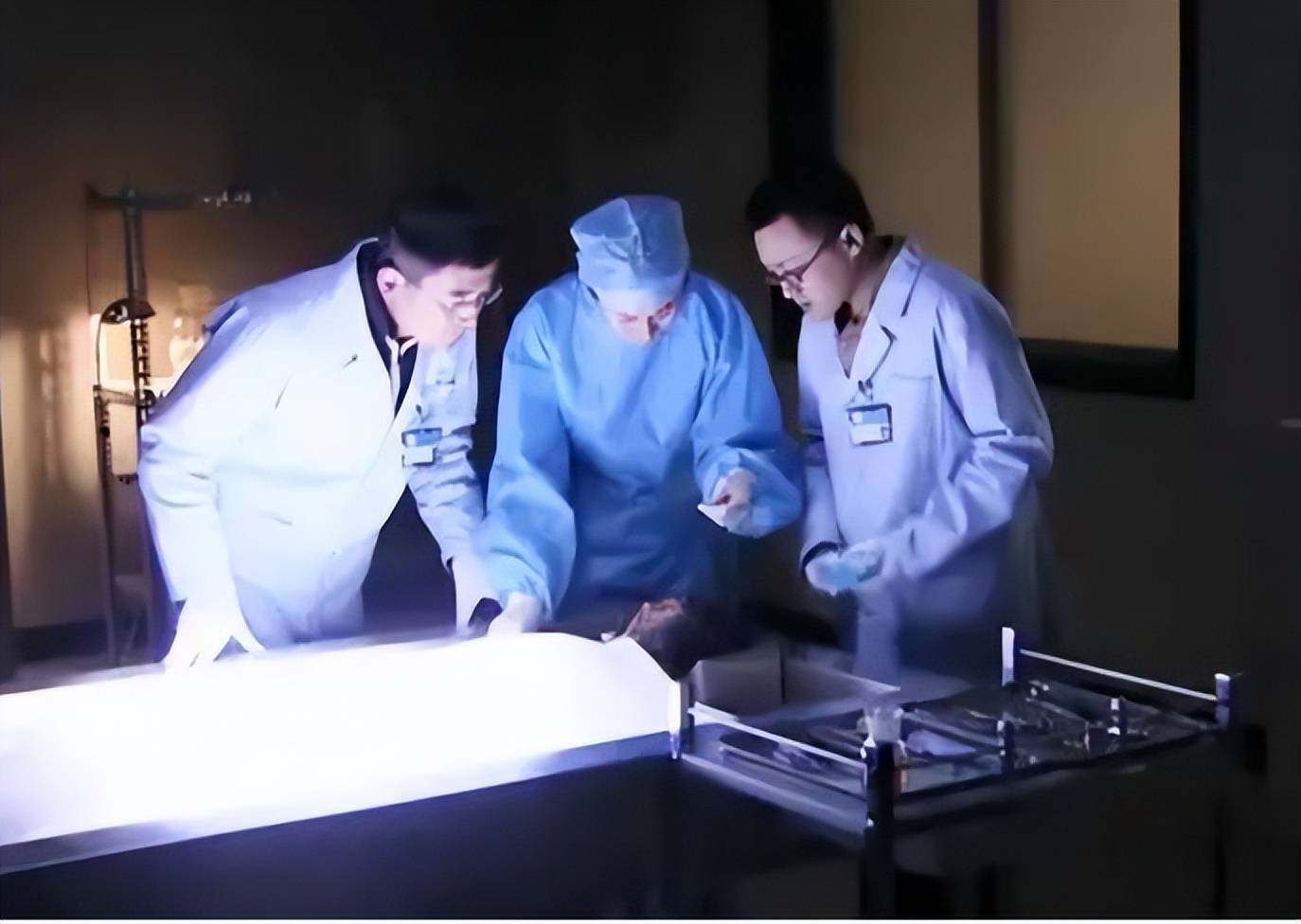 為何遺體送進太平間時要「脫掉衣服」？老員工揭秘：看似荒謬，「背後原因」令人唏噓不已
