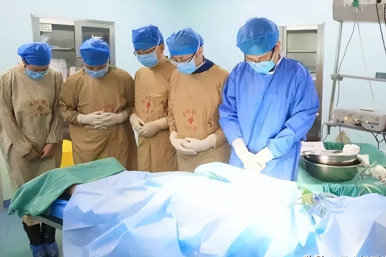 為何遺體送進太平間時要「脫掉衣服」？老員工揭秘：看似荒謬，「背後原因」令人唏噓不已