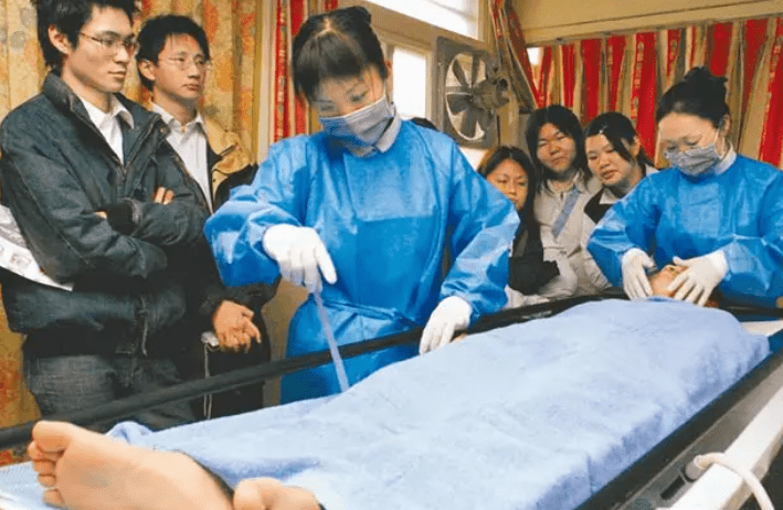 為何遺體送進太平間時要「脫掉衣服」？老員工揭秘：看似荒謬，「背後原因」令人唏噓不已