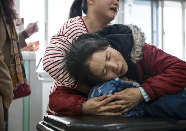 為何遺體送進太平間時要「脫掉衣服」？老員工揭秘：看似荒謬，「背後原因」令人唏噓不已