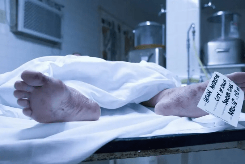 為何遺體送進太平間時要「脫掉衣服」？老員工揭秘：看似荒謬，「背後原因」令人唏噓不已