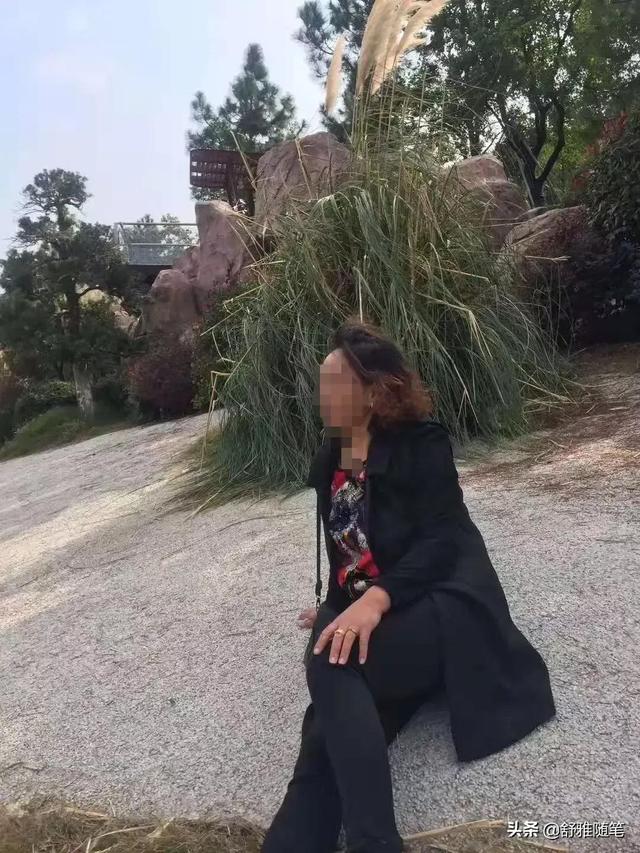 辛苦半生終於要享福！53歲婦女「坐在沙發上玩手機」下一秒人就沒了　網揪心卻讚：「最幸福的死去」