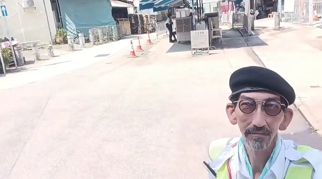 曾遭冷凍6年!知名男星「靠台灣影帝相救」難東山再起 66歲近況「穿制服站街頭」:身型消瘦認不出