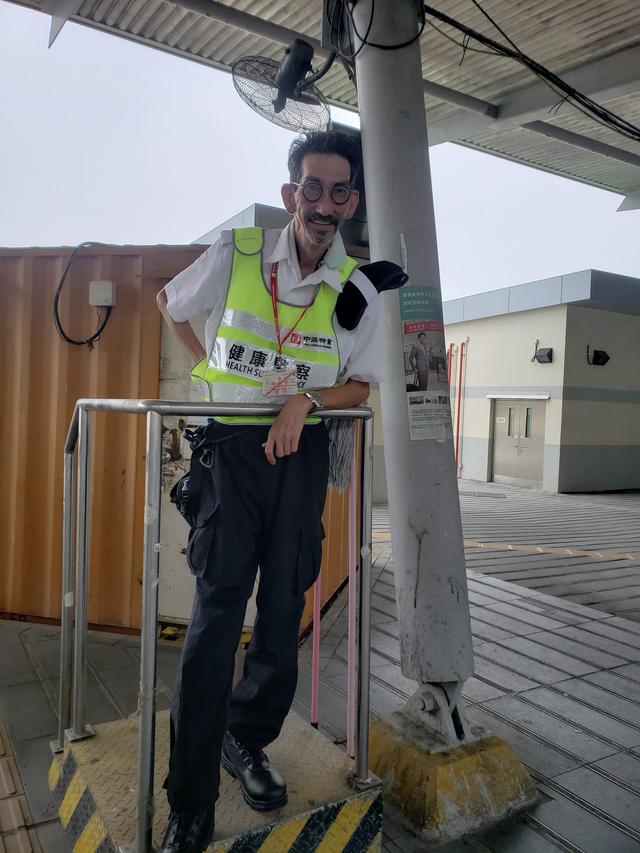 曾遭冷凍6年!知名男星「靠台灣影帝相救」難東山再起 66歲近況「穿制服站街頭」:身型消瘦認不出