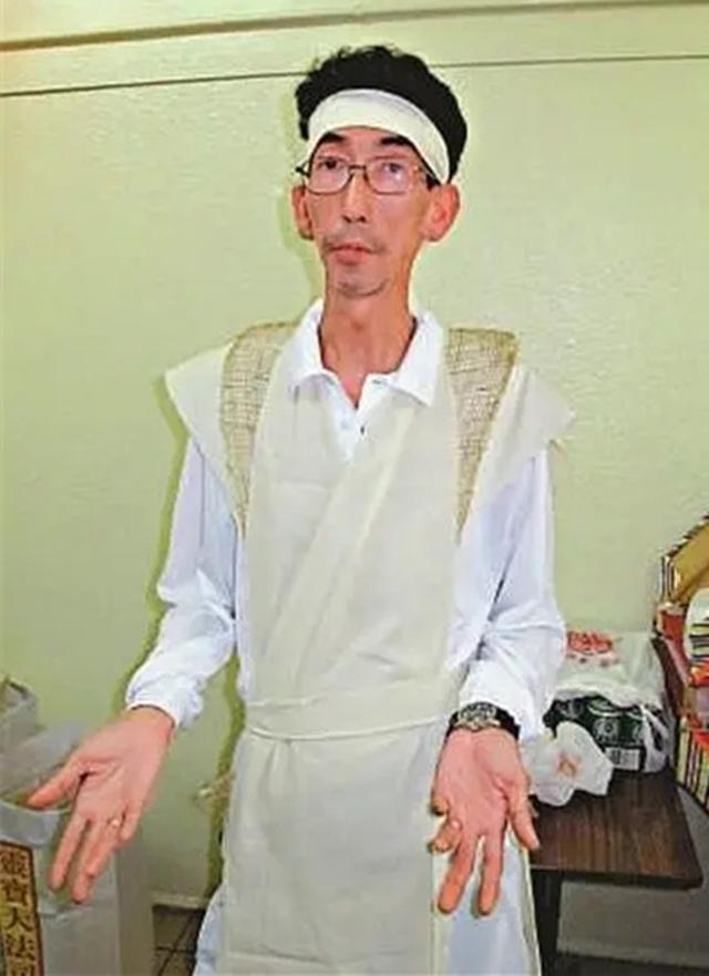 曾遭冷凍6年!知名男星「靠台灣影帝相救」難東山再起 66歲近況「穿制服站街頭」:身型消瘦認不出