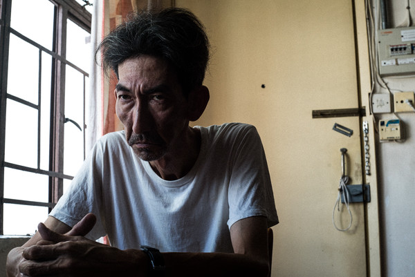 曾遭冷凍6年!知名男星「靠台灣影帝相救」難東山再起 66歲近況「穿制服站街頭」:身型消瘦認不出