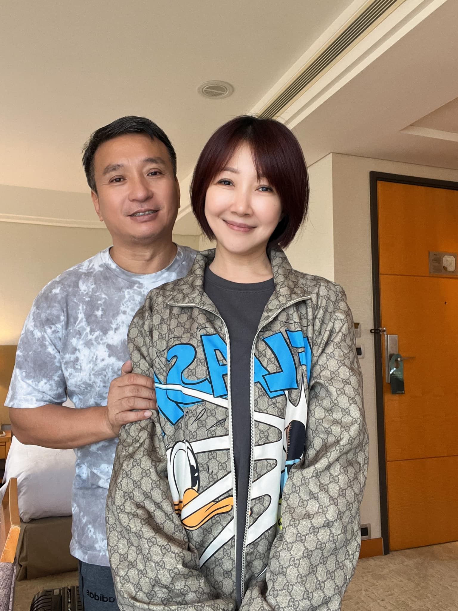 赴加拿大留學！余皓然校花女兒「返台登上雜誌」一改乖乖牌打扮　遭酸爸媽有錢「高EQ反應被讚爆」：修養很好