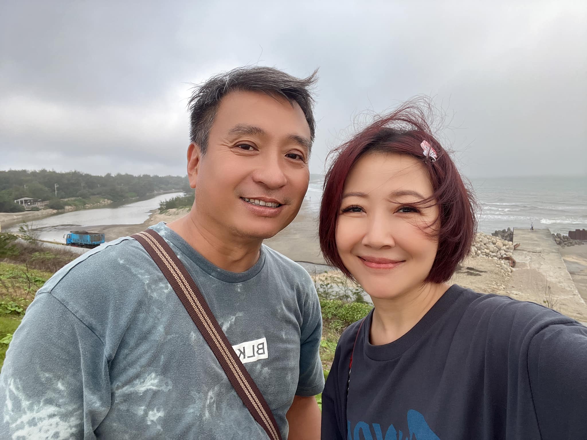 赴加拿大留學！余皓然校花女兒「返台登上雜誌」一改乖乖牌打扮　遭酸爸媽有錢「高EQ反應被讚爆」：修養很好