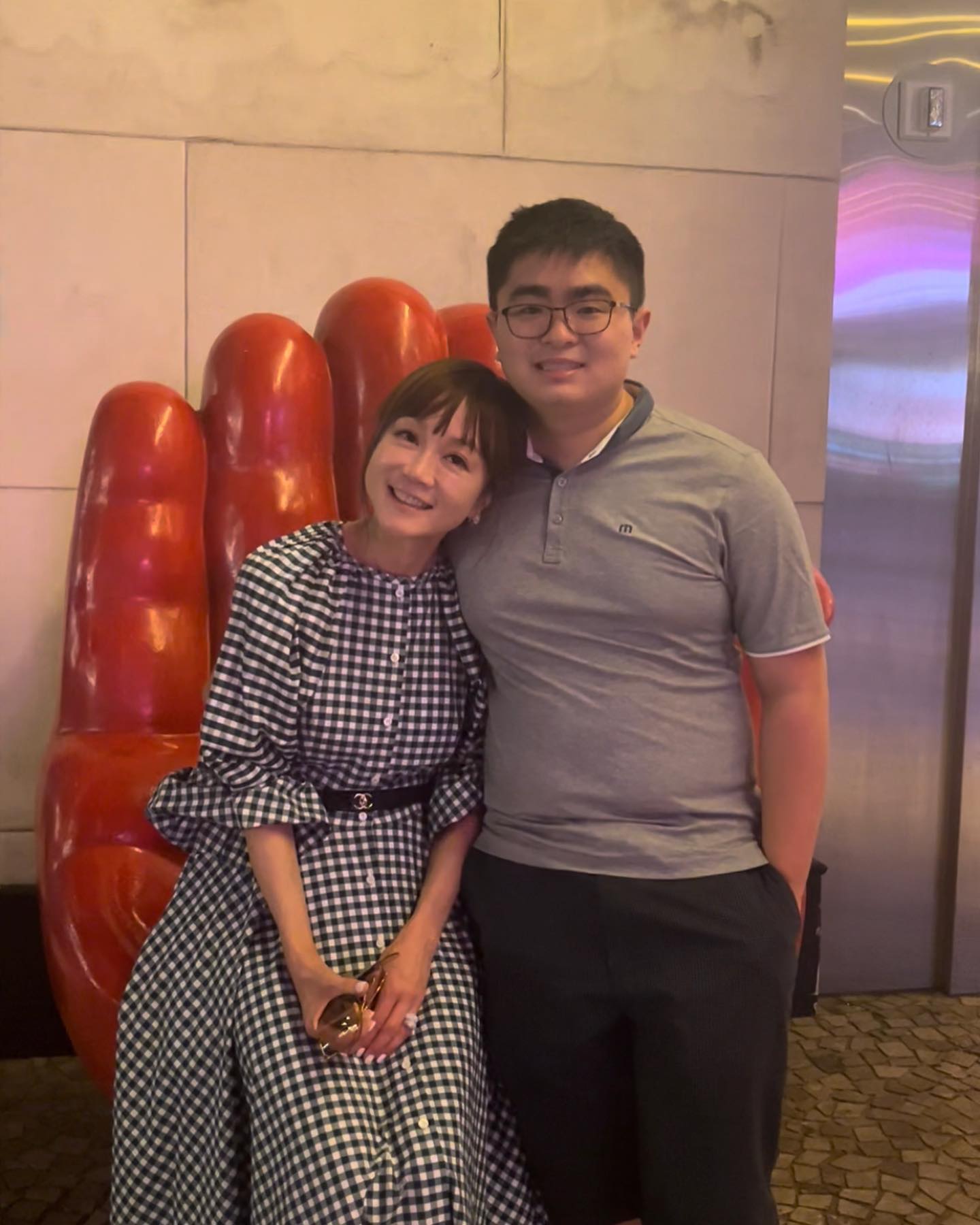 特教兒3歲還不會說話！56歲女主持「毅然放下全盛事業」攜子跨海求學　「4歲發掘超強天賦」默默用愛陪伴