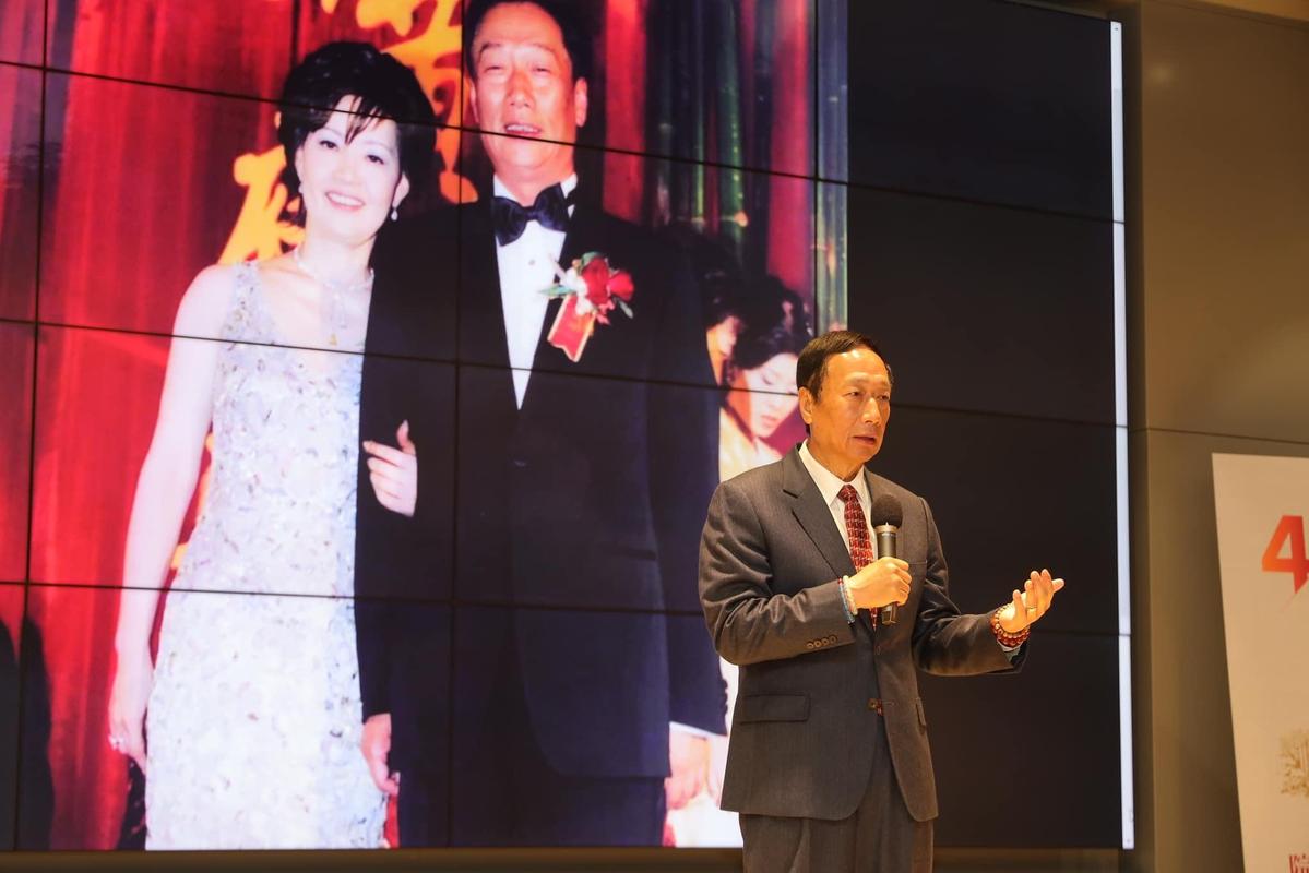 深夜悼亡妻！郭台銘嘆「親手把愛人、胞弟抱進棺內」　把遺憾轉化大愛「10多年造福無數家庭」