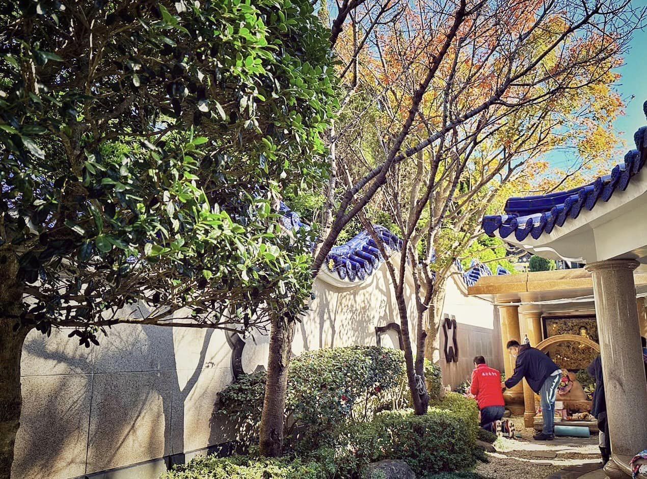 深夜悼亡妻！郭台銘嘆「親手把愛人、胞弟抱進棺內」　把遺憾轉化大愛「10多年造福無數家庭」