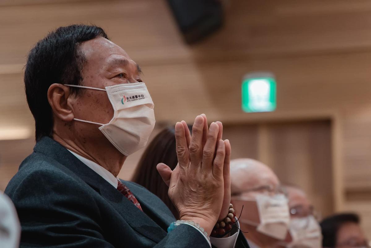 深夜悼亡妻！郭台銘嘆「親手把愛人、胞弟抱進棺內」　把遺憾轉化大愛「10多年造福無數家庭」
